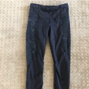 Lululemon crop black legging-print Sz 2